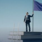 Veja como o inglês melhora prospecção, negociação, acesso a tendências e execução em vendas e marketing, aumentando performance e crescimento profissional.