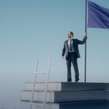 Veja como o inglês melhora prospecção, negociação, acesso a tendências e execução em vendas e marketing, aumentando performance e crescimento profissional.